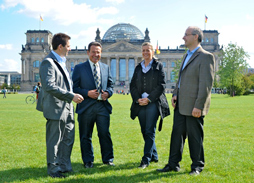 Geschäftsführung vor dem Reichstagsgebäude